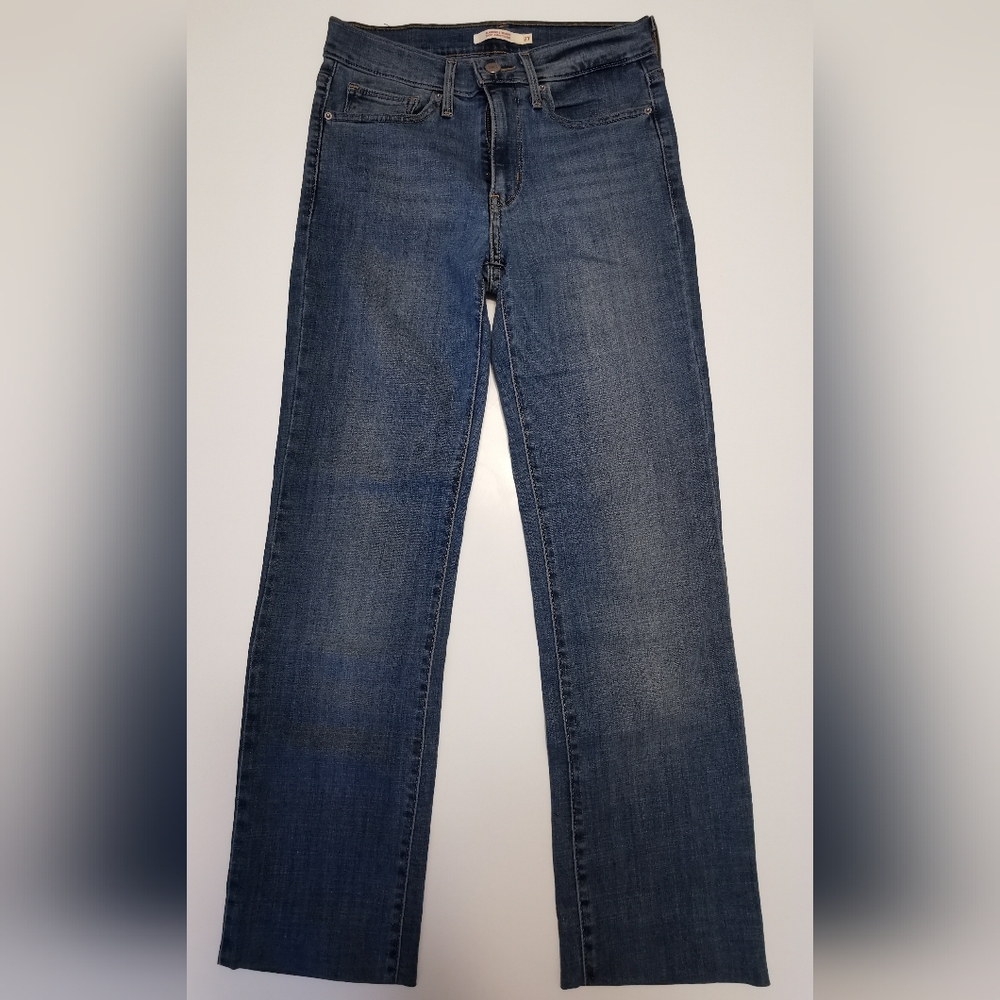 Last Chance Levi's Slimming Straight Cropped Ankle Length Medium Wash Jean
